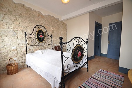 Casa bardila: casa vacanza in baunei, sardegna, italy Camere da letto complete con letto in ferro battuto